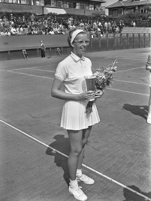 1963-08-18 - MEVR. JENNY RIDDERHOF, DIE KAMPIOENE WERD IN HET DAMES-ENKELSPEL